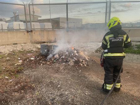 Gašenje manjšega požara smeti v naselju Smrekec, 26.12.2023